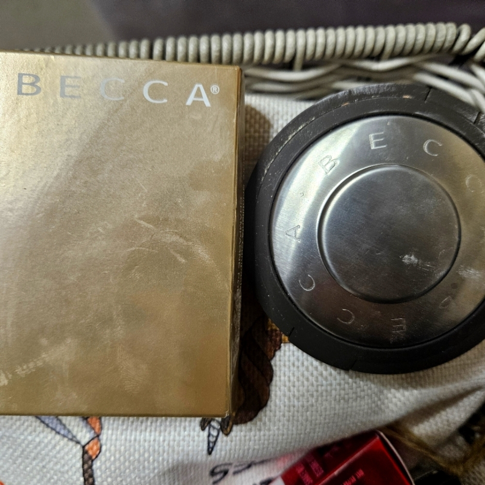 Becca Cosmetics Champagne Pop